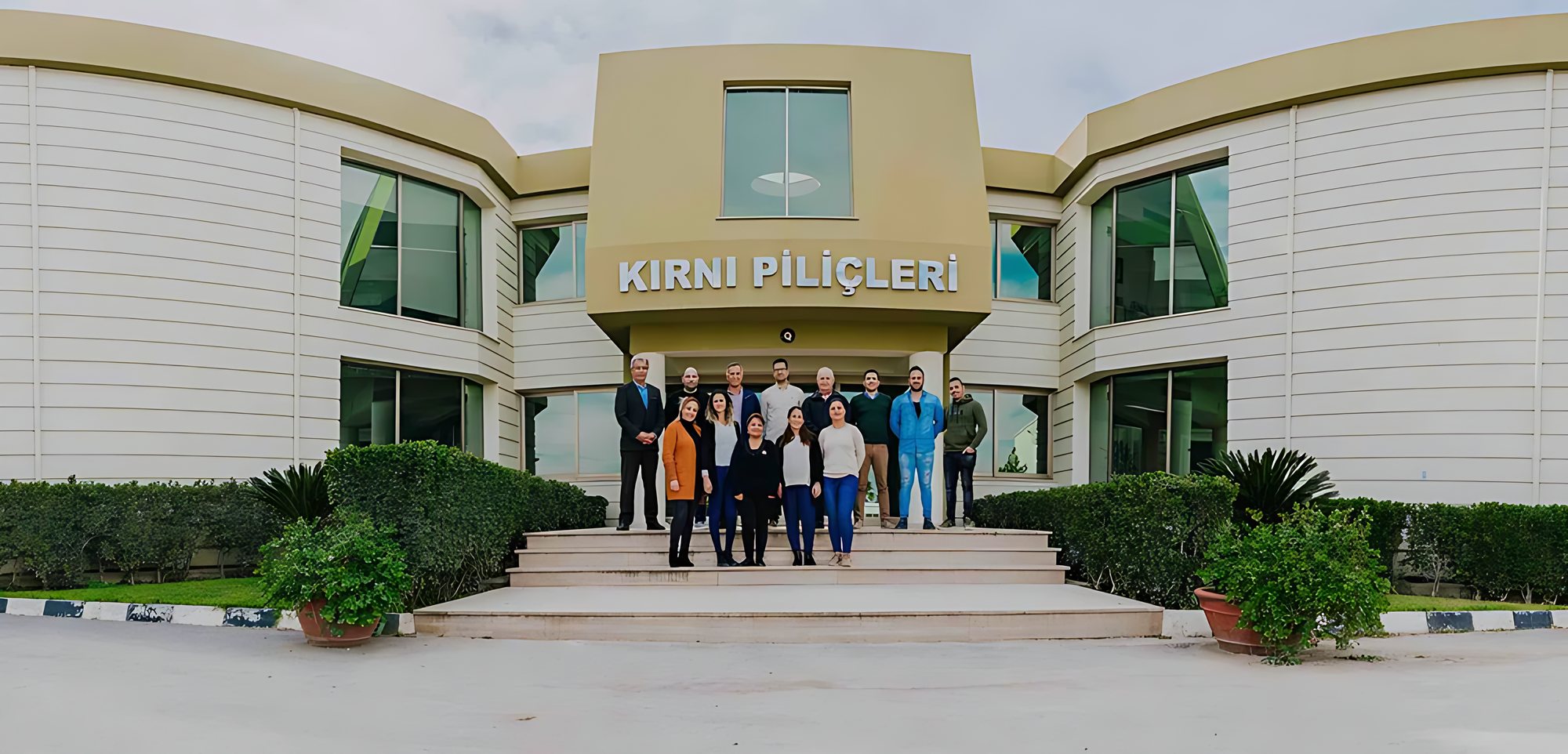 Kırnı Piliçleri ekibi genel merkez binası önünde